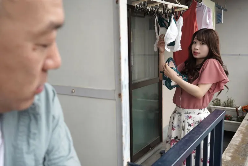 Gã gần nhà chuyên soi mói và cặp cô vợ ông chồng thường xuyên rên la quá to