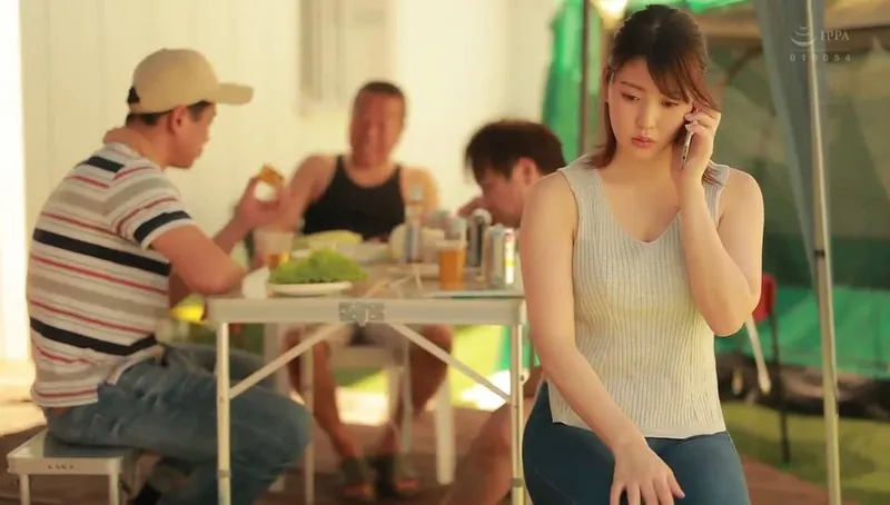 Gã chồng khờ để người vợ tham gia sự kiện cắm trại với mấy gã nhà bên và cái kết