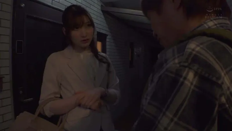 Cô hàng xóm tốt bụng mời vào nhà vì mất chìa khóa