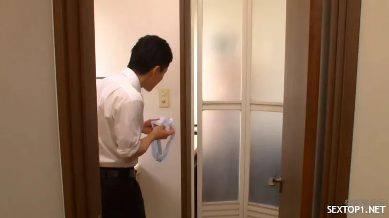 đến nhà chơi, thanh niên nhìn trộm mẹ người yêu tắm