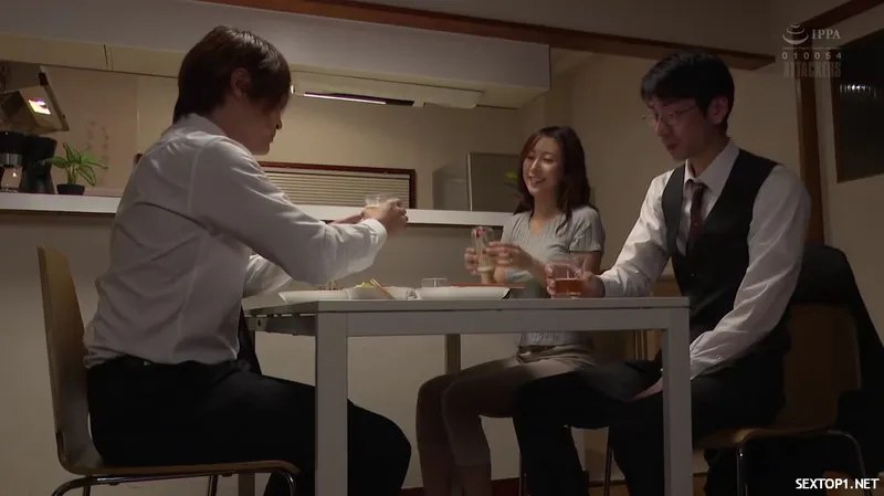 đến nhà cấp trên ở nhờ, cưỡng dục luôn vợ sếp